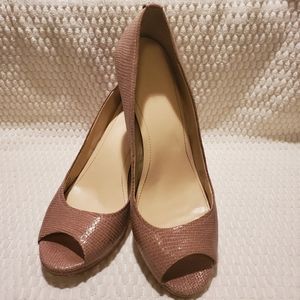 Calvin Klein 9M peep toe beige pattern pump